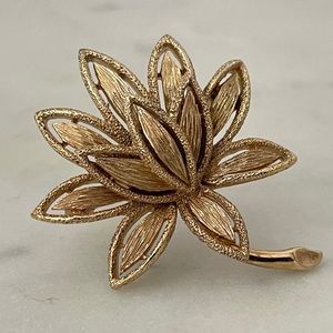 Vintage Avon brooch flower.